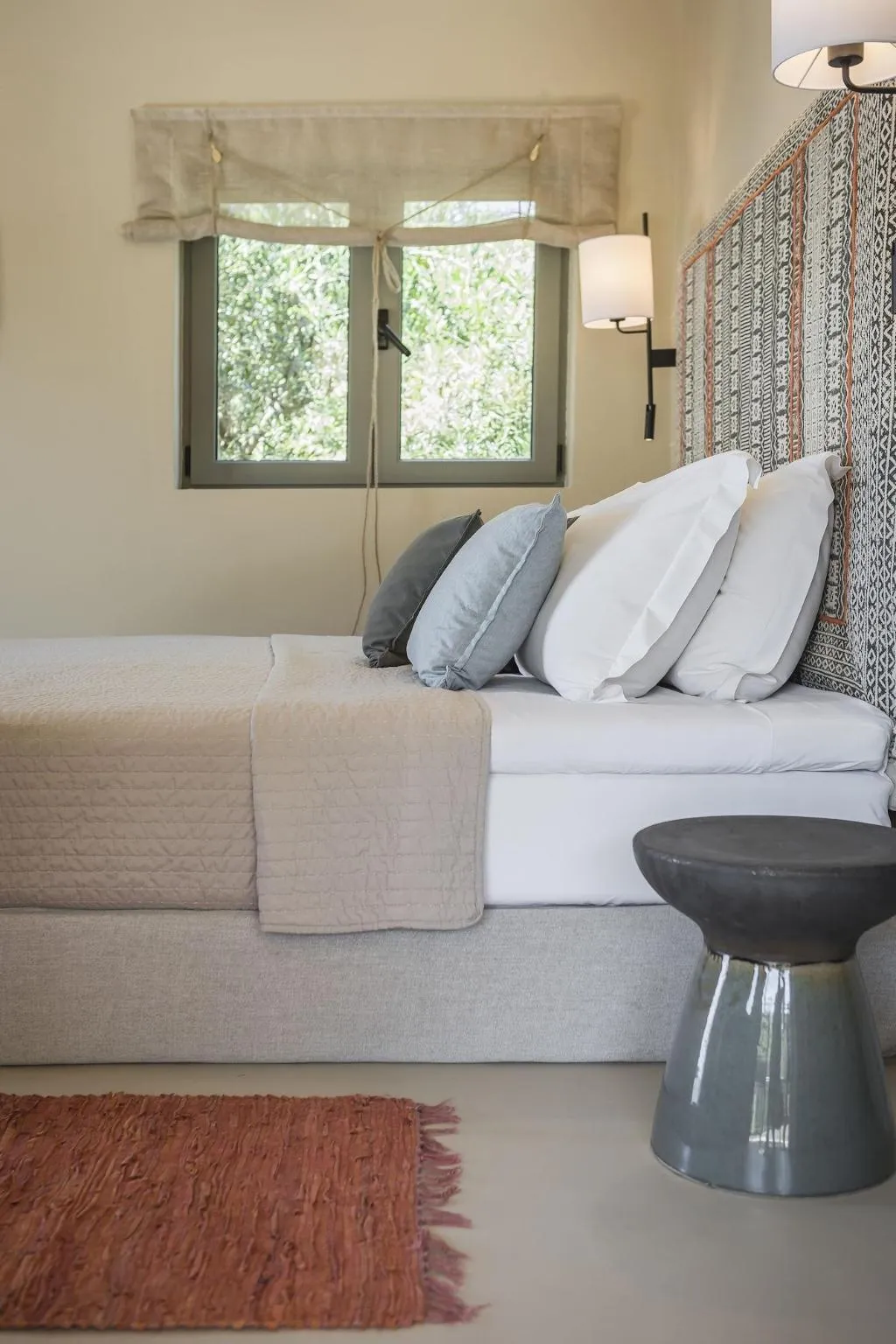 Room, F Zeen, Kefallinia