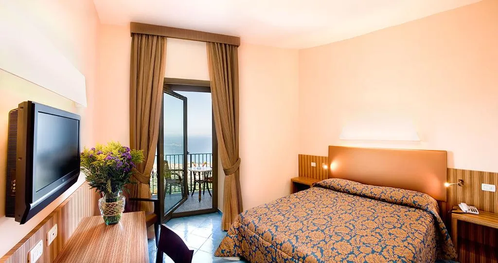 Room, Grand Hotel Due Golfi, Naples