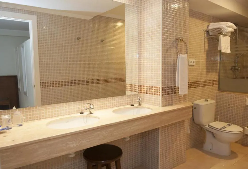 APARTMENT CAPACITY 5 TWO BEDROOMS Room, Lloyds Beach Club, Costa Blanca