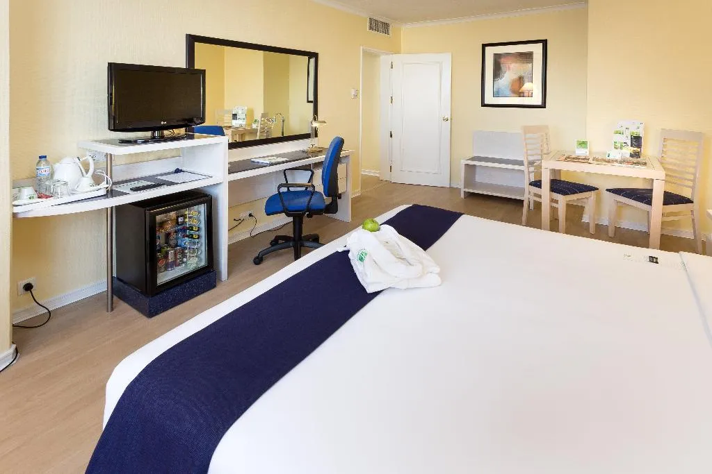 SUITE KING SIZE BED Room, Holiday Inn Lisboa, Lisbon