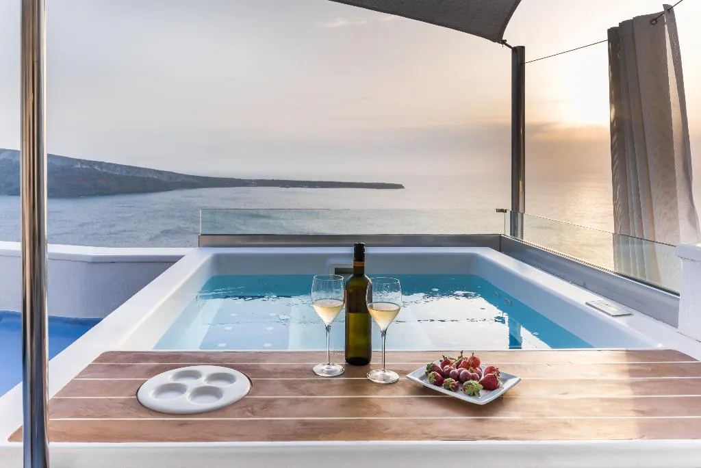 SUITE WITH JACUZZI Room, Hyperion Oia Suites, Santorini