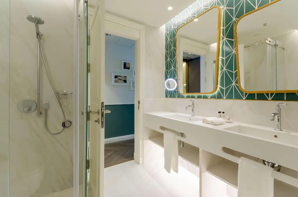 DOUBLE DELUXE WITH VIEWS Room, The Emerald House Lisbon, Curio Collection by Hilt, Lisbon