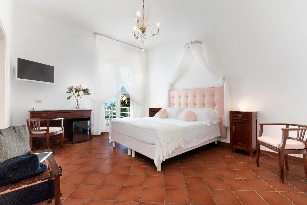 TRIPLE DELUXE Room, Villa Oriana Relais, Naples