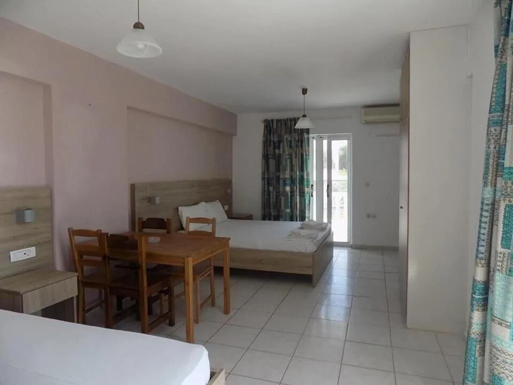 Room, Clear Horizon, Zante