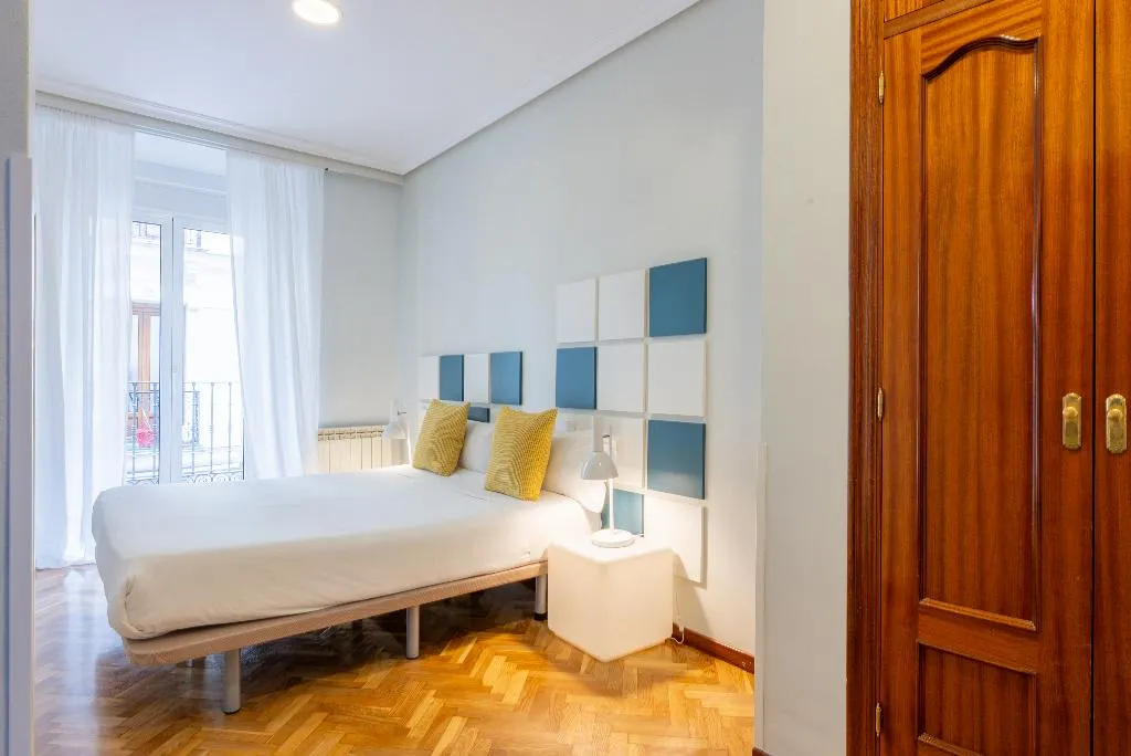 APARTMENT TWO BEDROOMS Room, Smartr Chueca, Madrid