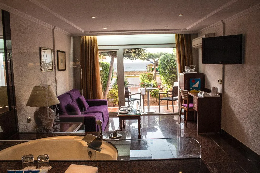 SUITE BEACH FRONT Room, Playacapricho, Costa Almeria