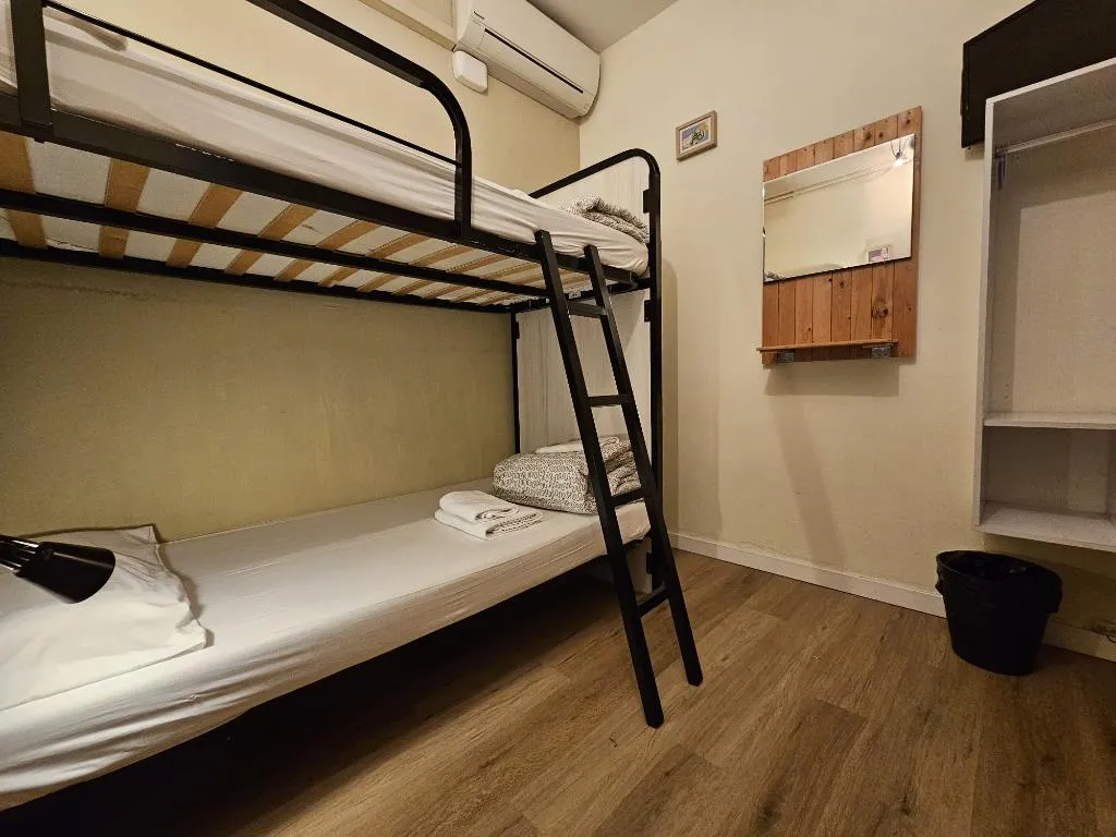 TWIN ECONOMY WITH SHARED BATHROOM Room, Wow Barcelona Hostel, Barcelona