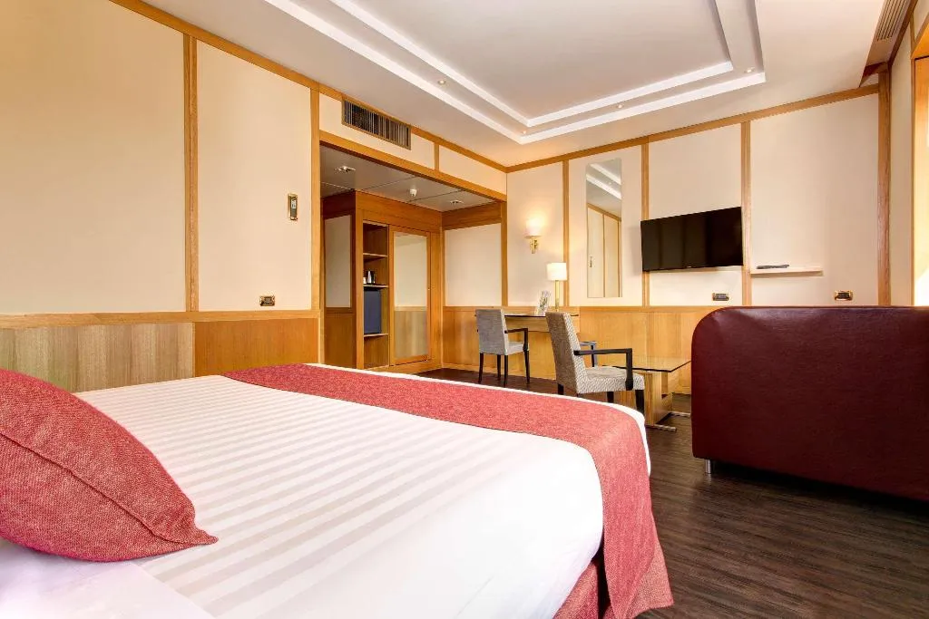 TRIPLE SUPERIOR KING BED Room, Hilton Garden Inn Rome Colosseum, Rome