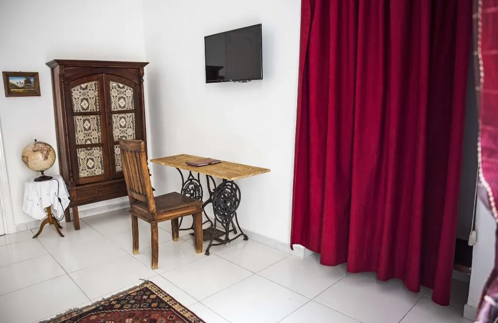 Room, Miracoletti38, Naples