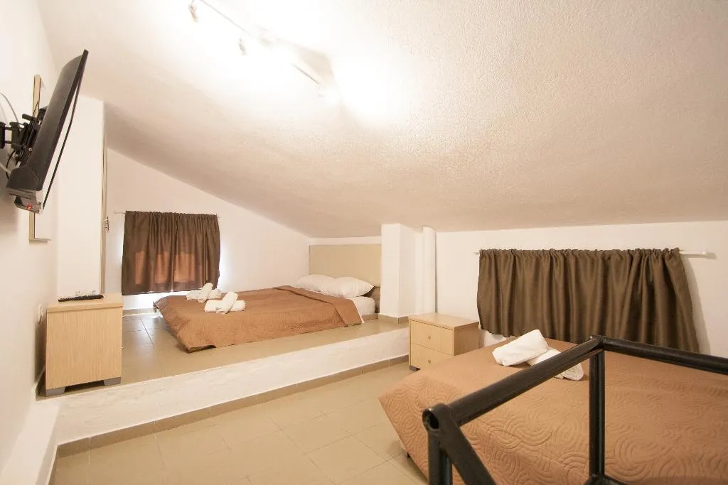 Room CAPACITY 6 Room, Pension Avocado, Skiathos