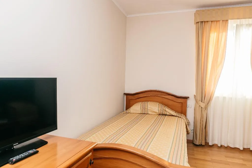 TRIPLE STANDARD Room, Spongiola, Split