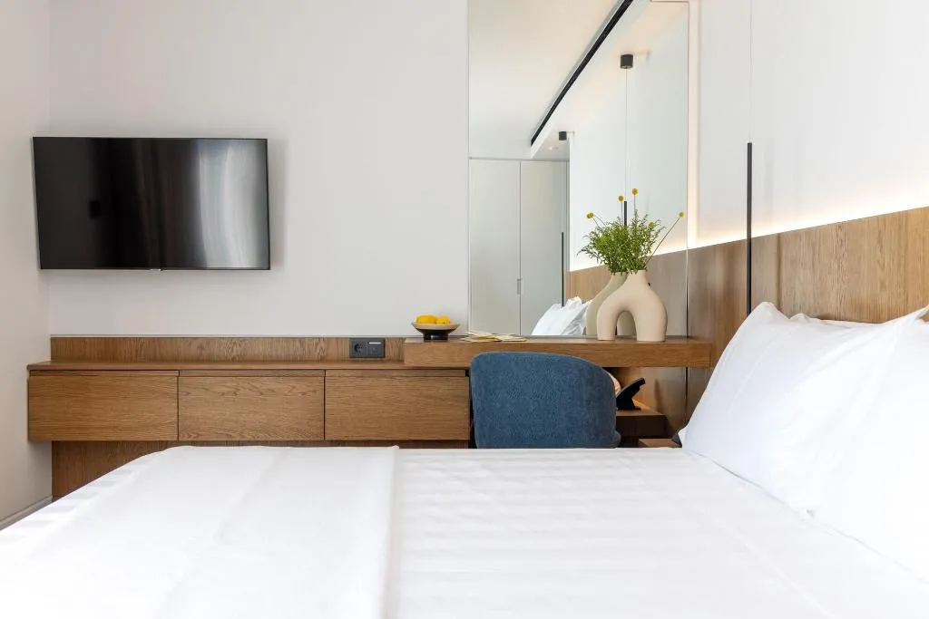 Room, Neoma, Athens