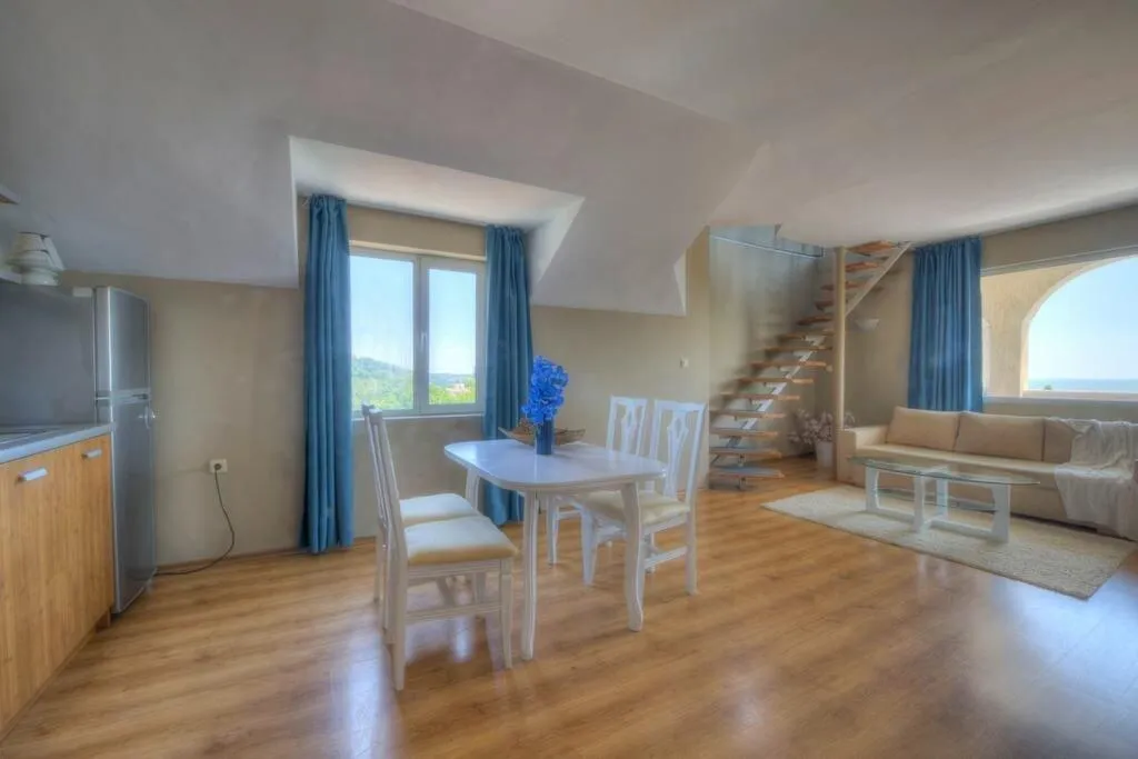 Room, Alekta, Varna