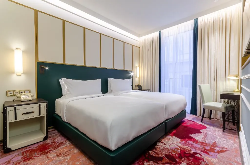 TWIN DELUXE Room, The Emerald House Lisbon, Curio Collection by Hilt, Lisbon