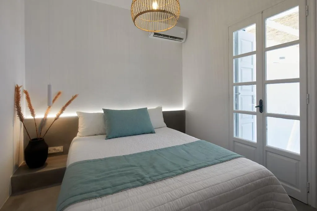 Room, Symmetry Suites, Santorini