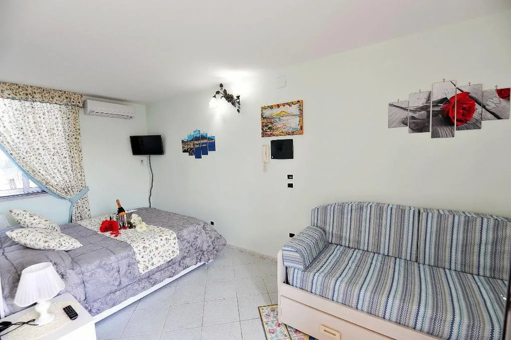 Room, B&B Le Cycas, Naples