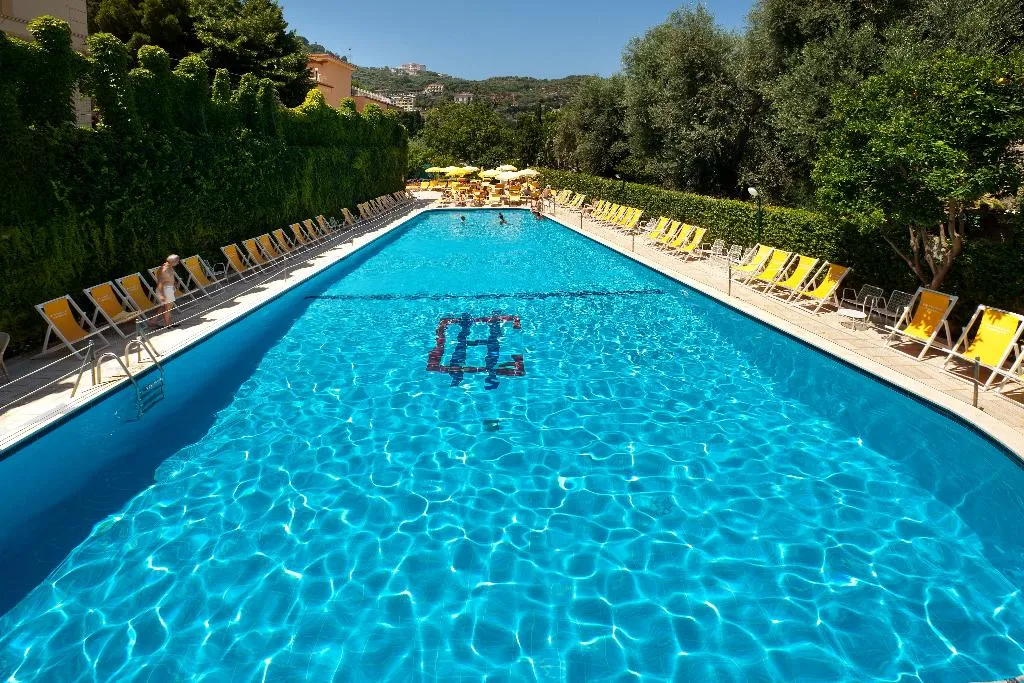 Pool, Continental, Naples