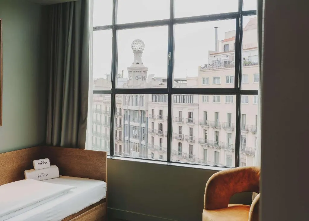 Room, Regina, Barcelona