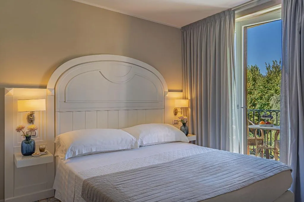 DOUBLE SUPERIOR Room, Capri Hotel, Naples