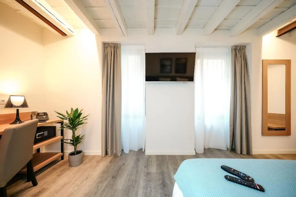Room, Bergamo Inn 15, Milan