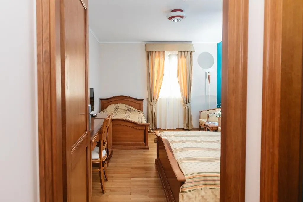 TRIPLE STANDARD Room, Spongiola, Split