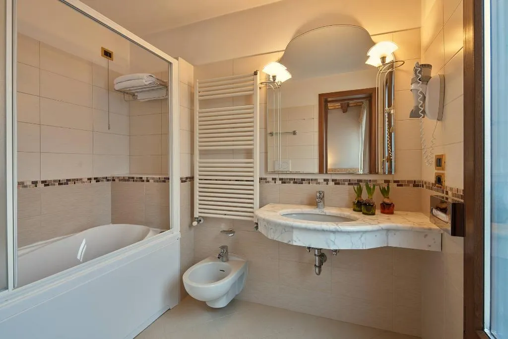 Double or Twin DELUXE Room, UNA HOTELS Ala Venezia - Adults +16, Venice