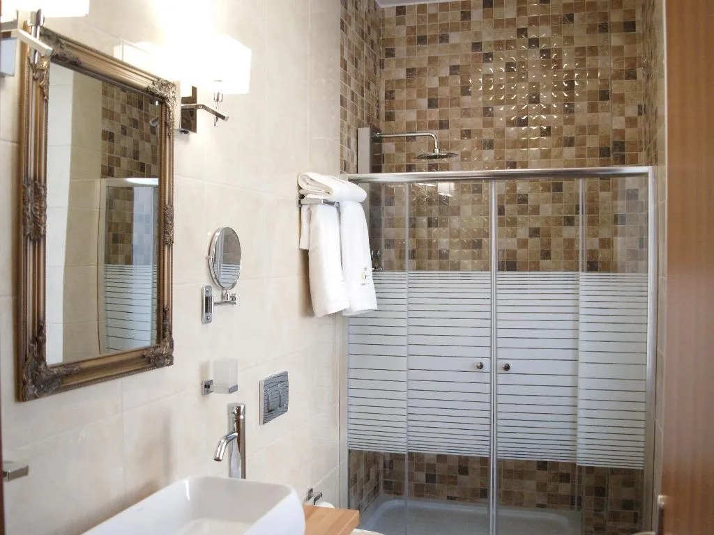 Room, King Lodge, Athens