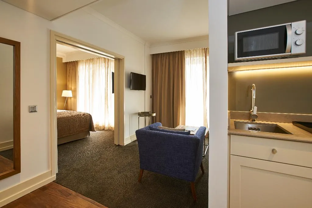SUITE CAPACITY 3 Room, PortoBay Marques, Lisbon