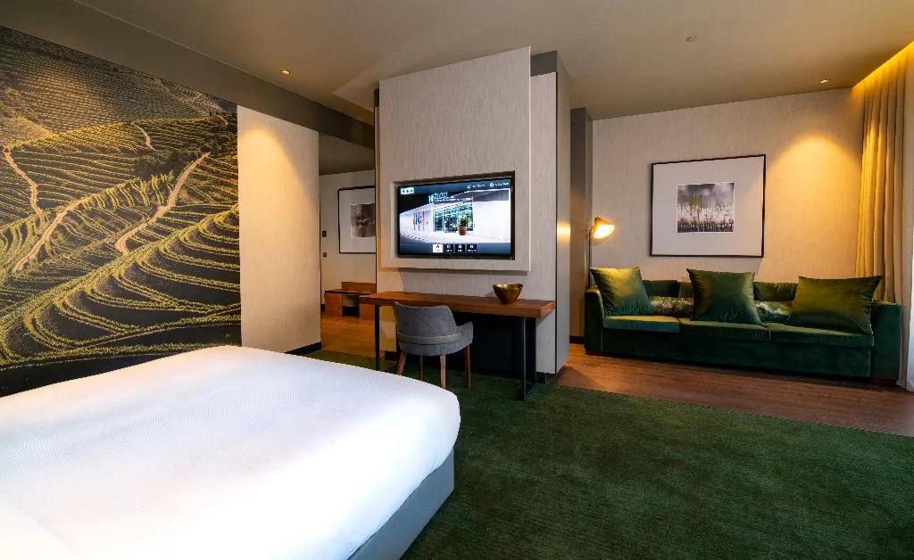 JUNIOR SUITE KING SIZE BED Room, Hilton Porto Gaia, Porto