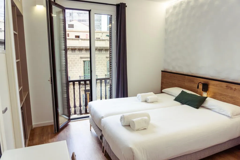 TRIPLE WITH BALCONY WITH VIEWS Room, Fontanella Green House, Barcelona