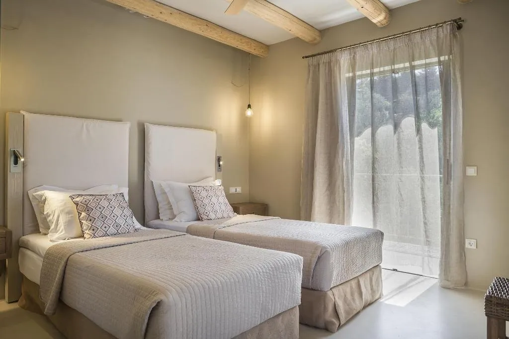 Room, F Zeen, Kefallinia