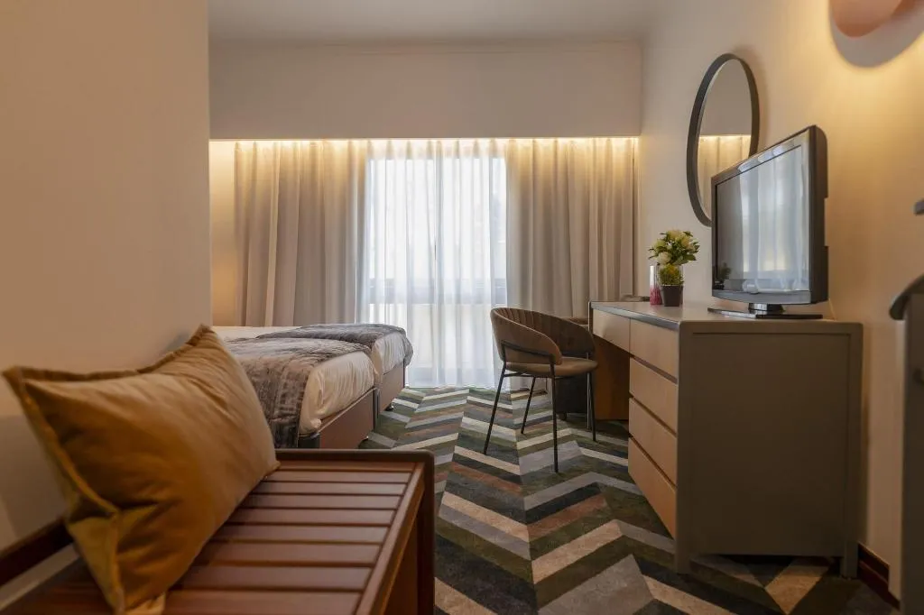 Room, Dom Afonso, Madeira