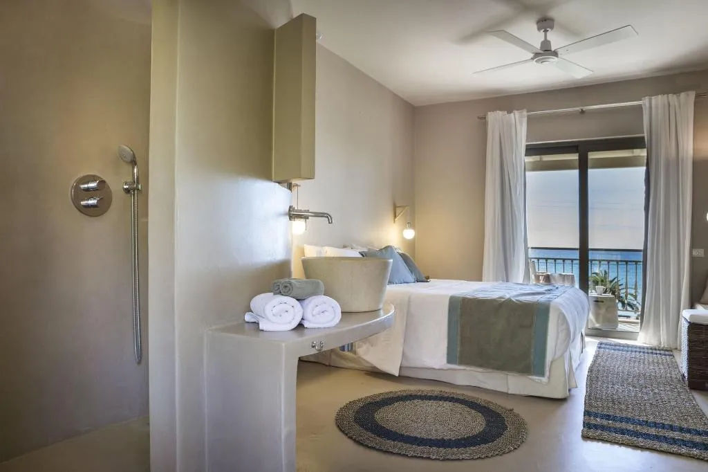 Room, F Zeen, Kefallinia