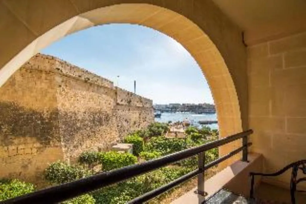 TRIPLE DELUXE SUPERIOR Room, Grand Hotel Excelsior, Malta