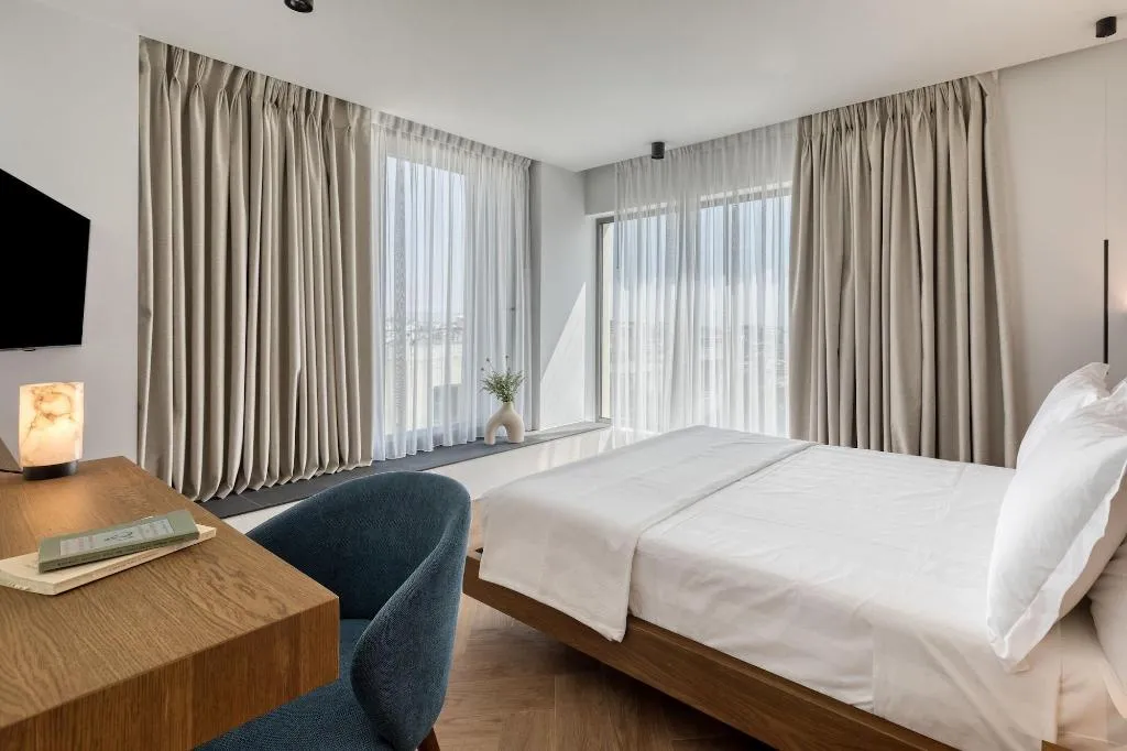 Room, Neoma, Athens