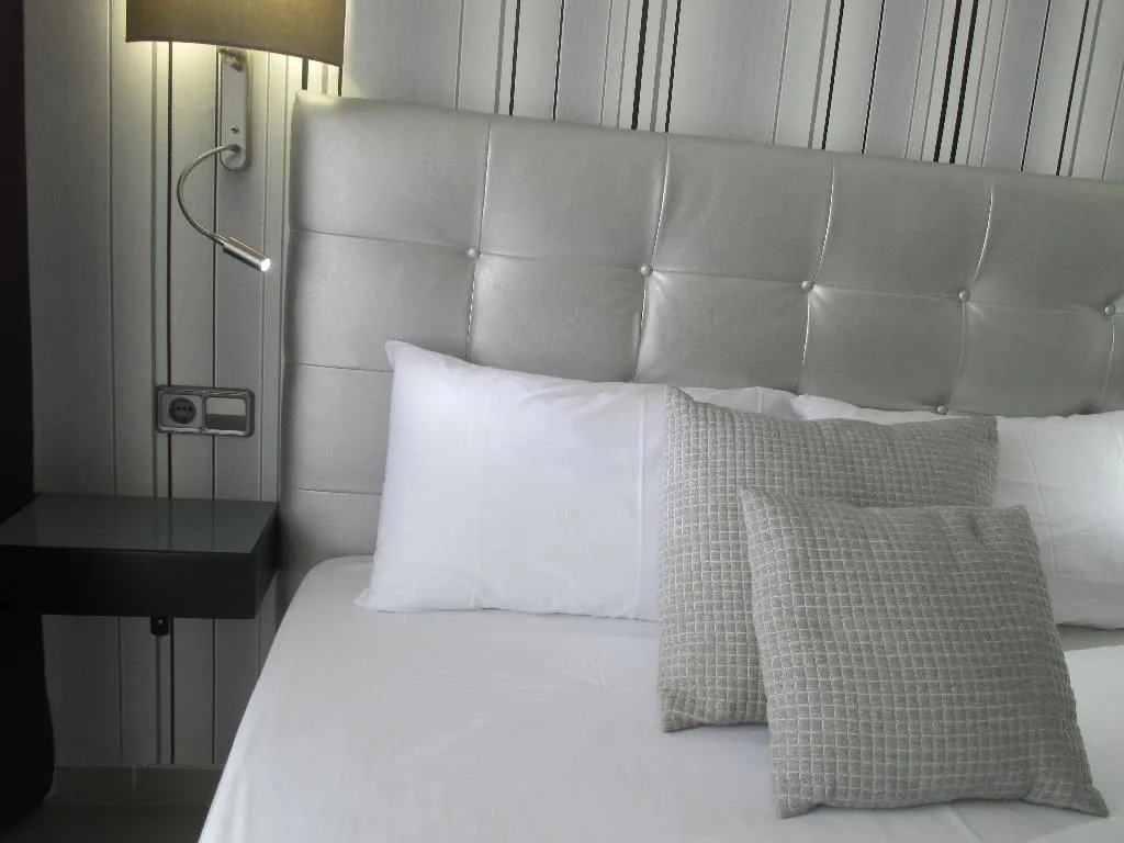 SINGLE SUPERIOR POOL VIEW Room, Fenals Garden, Costa Brava