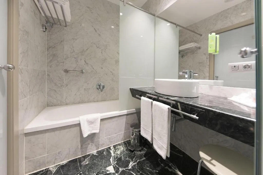 FAMILY ROOM CONNECTING ROOM Room, Gran Hotel Havana 4*Sup by Escampa Hotels, Barcelona
