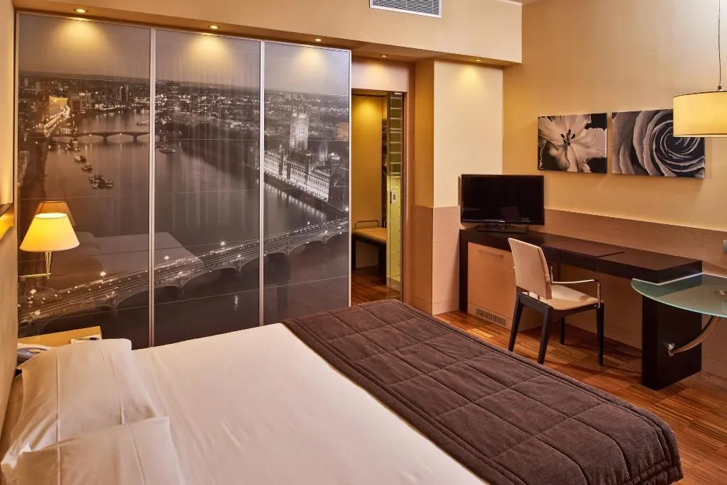 Room, Cruise, Milan