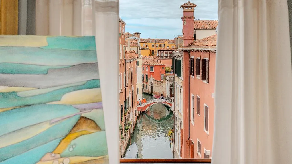Double or Twin DELUXE CANAL VIEW Room, All'Angelo Art Hotel, Venice