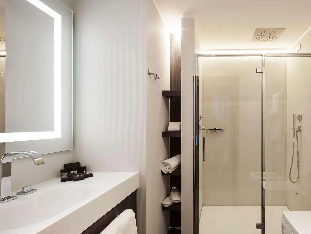 DOUBLE KING SIZE BED Room, Hyatt Centric Milan Centrale, Milan