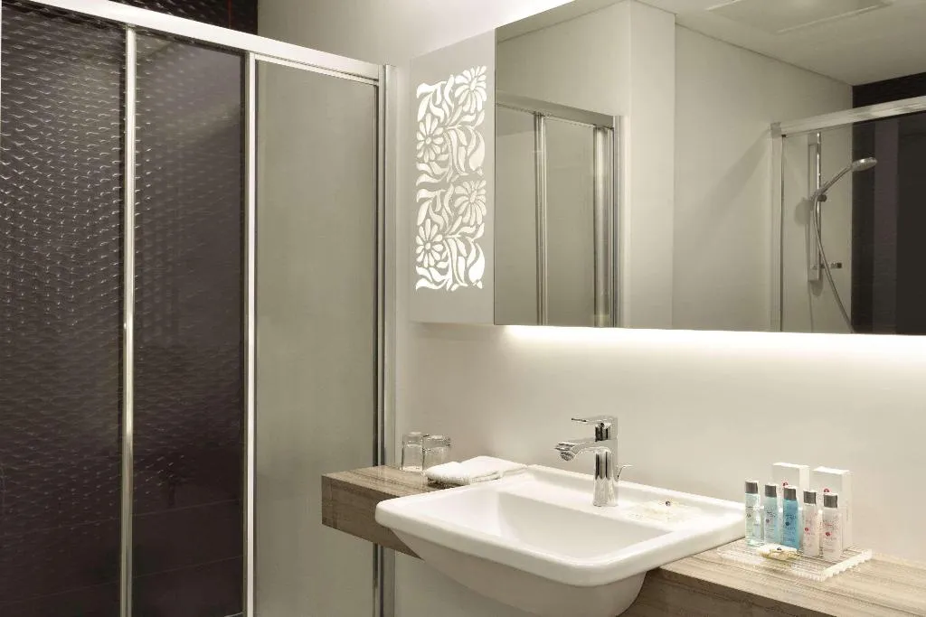SUITE QUEEN SIZE BED Room, Ramada Hotel & Suites Kemalpasa Izmir, Izmir