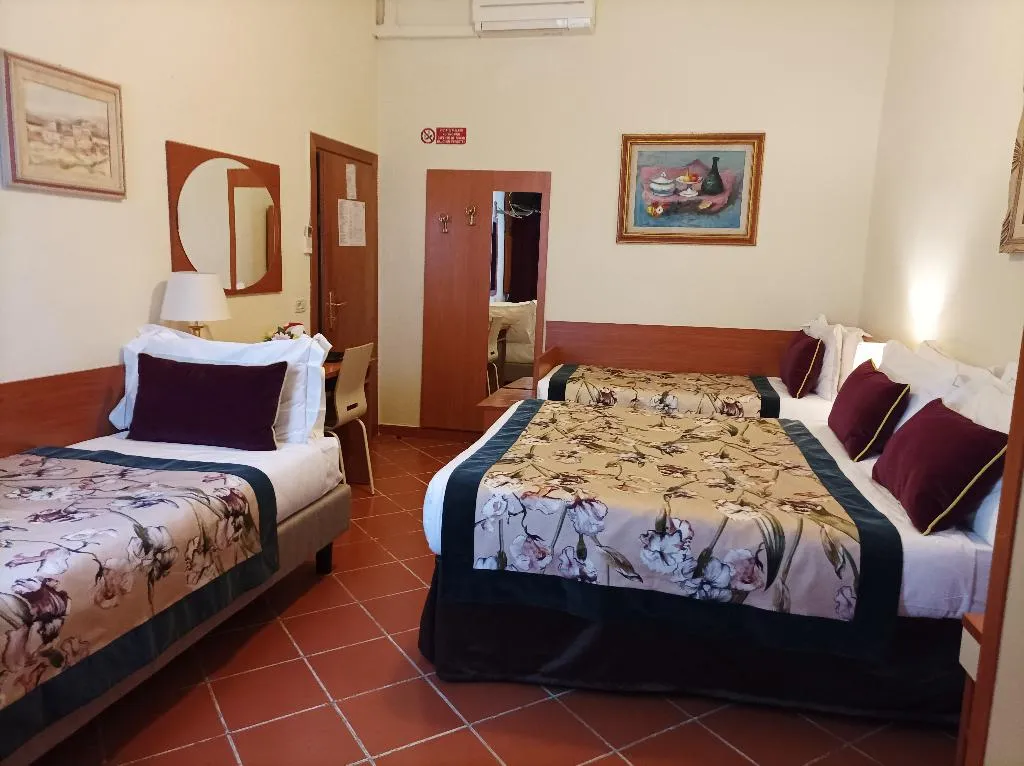 QUADRUPLE ECONOMY Room, Maxim Axial, Florence