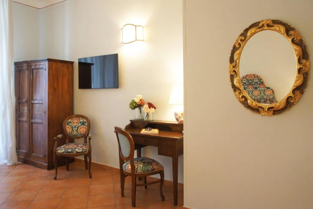 QUADRUPLE TWO DOUBLE BEDS Room, Galileo, Florence