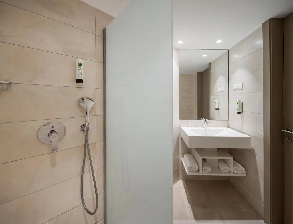 Room, Bretanide, Split