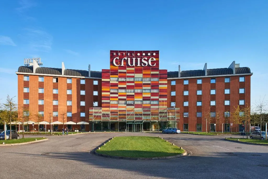General view, Cruise, Milan
