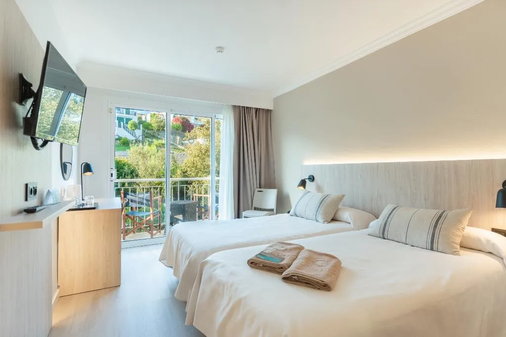 DOUBLE SINGLE USE WITH BALCONY Room, Minura Cala Galdana & Apartamentos d´Aljandar, Menorca