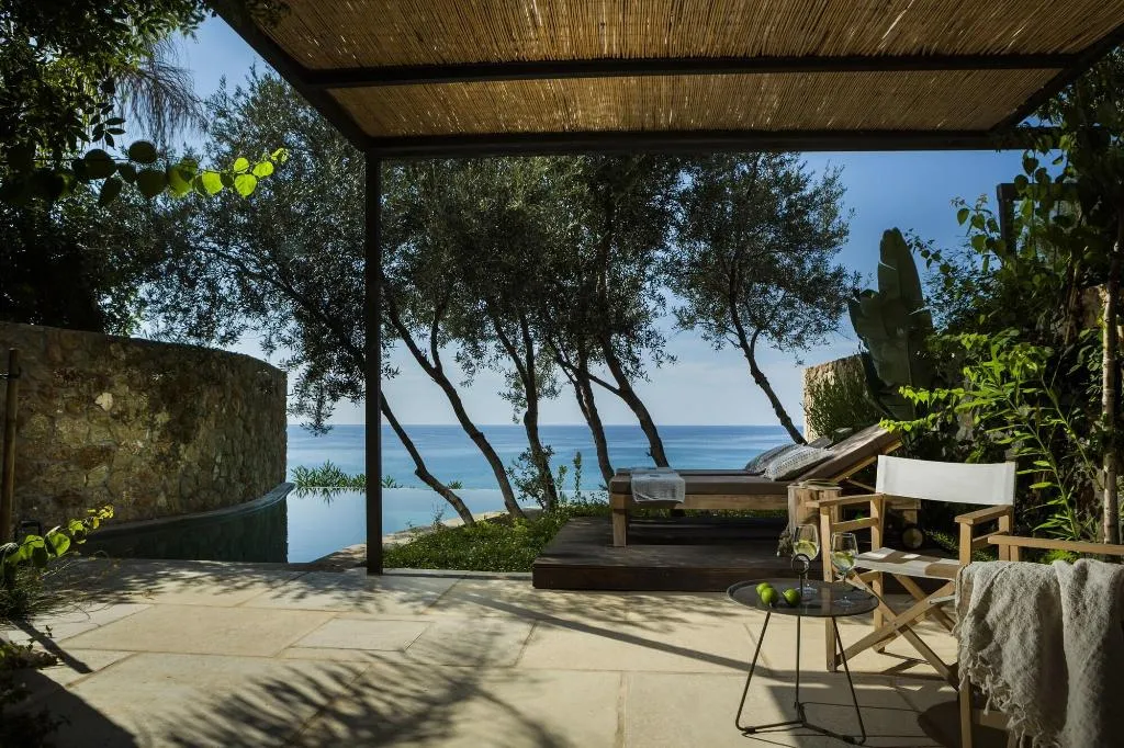 Room, F Zeen, Kefallinia