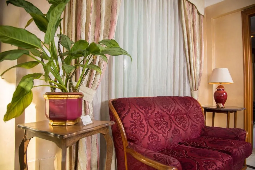 Lobby, Arco Di Travertino, Rome