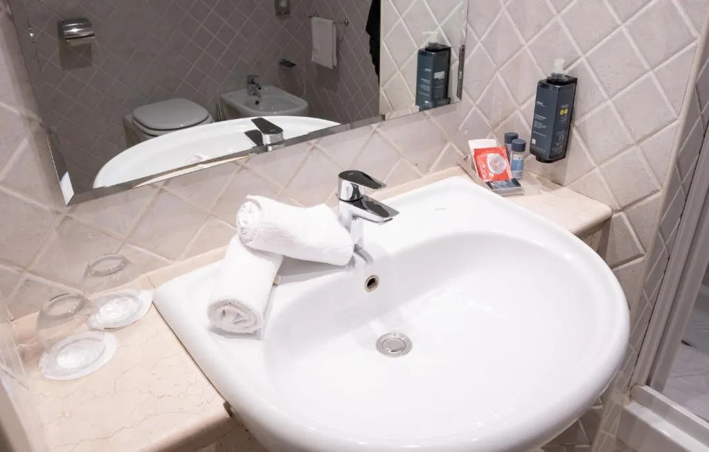 QUADRUPLE ECONOMY Room, Th Roma - Carpegna Palace, Rome