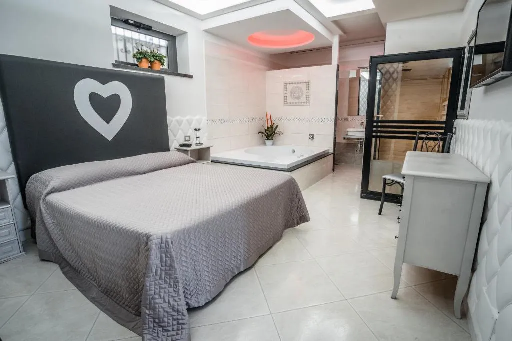 JUNIOR SUITE STANDARD Room, La Fenice, Naples